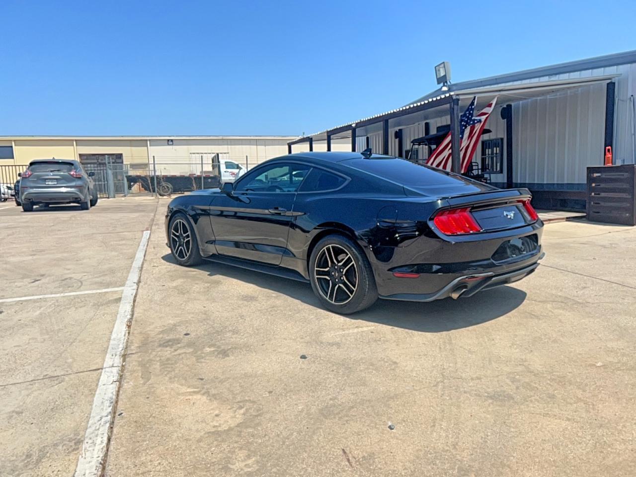 2022 Ford Mustang - zdjęcie 3