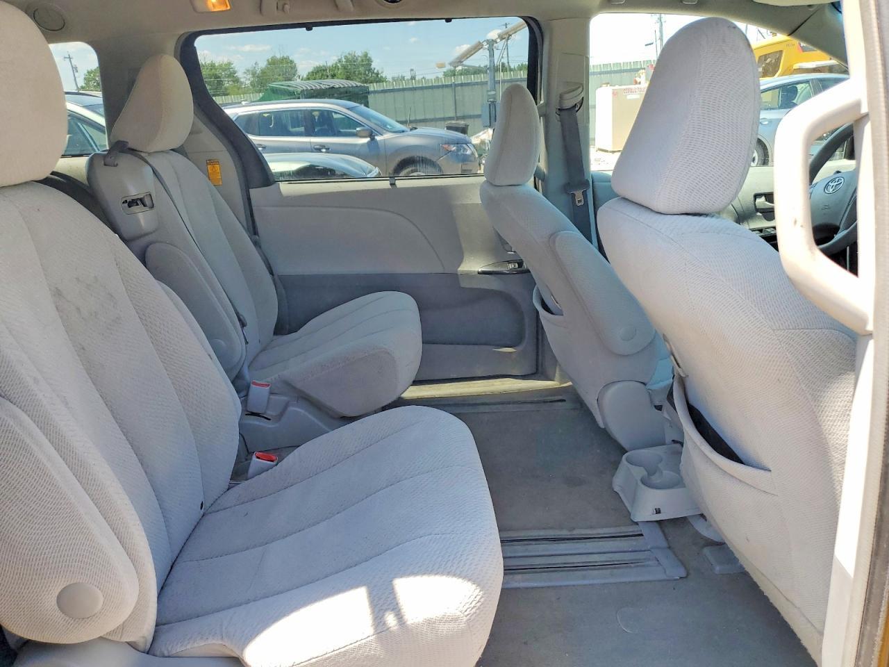 2014 Toyota Sienna Le - zdjęcie 11