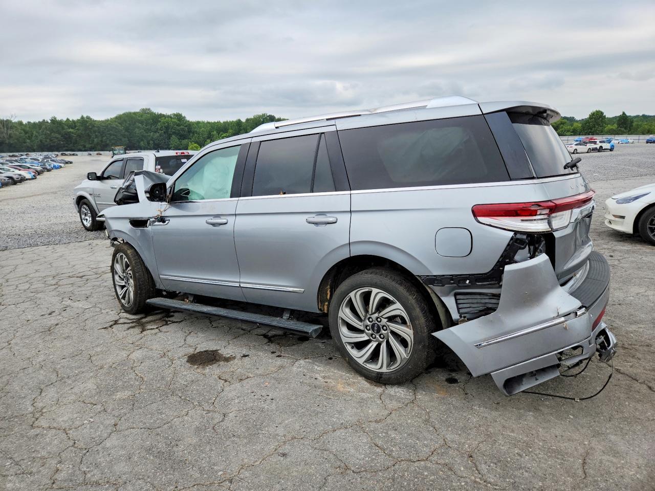 2022 Lincoln Navigator Reserve - zdjęcie 2