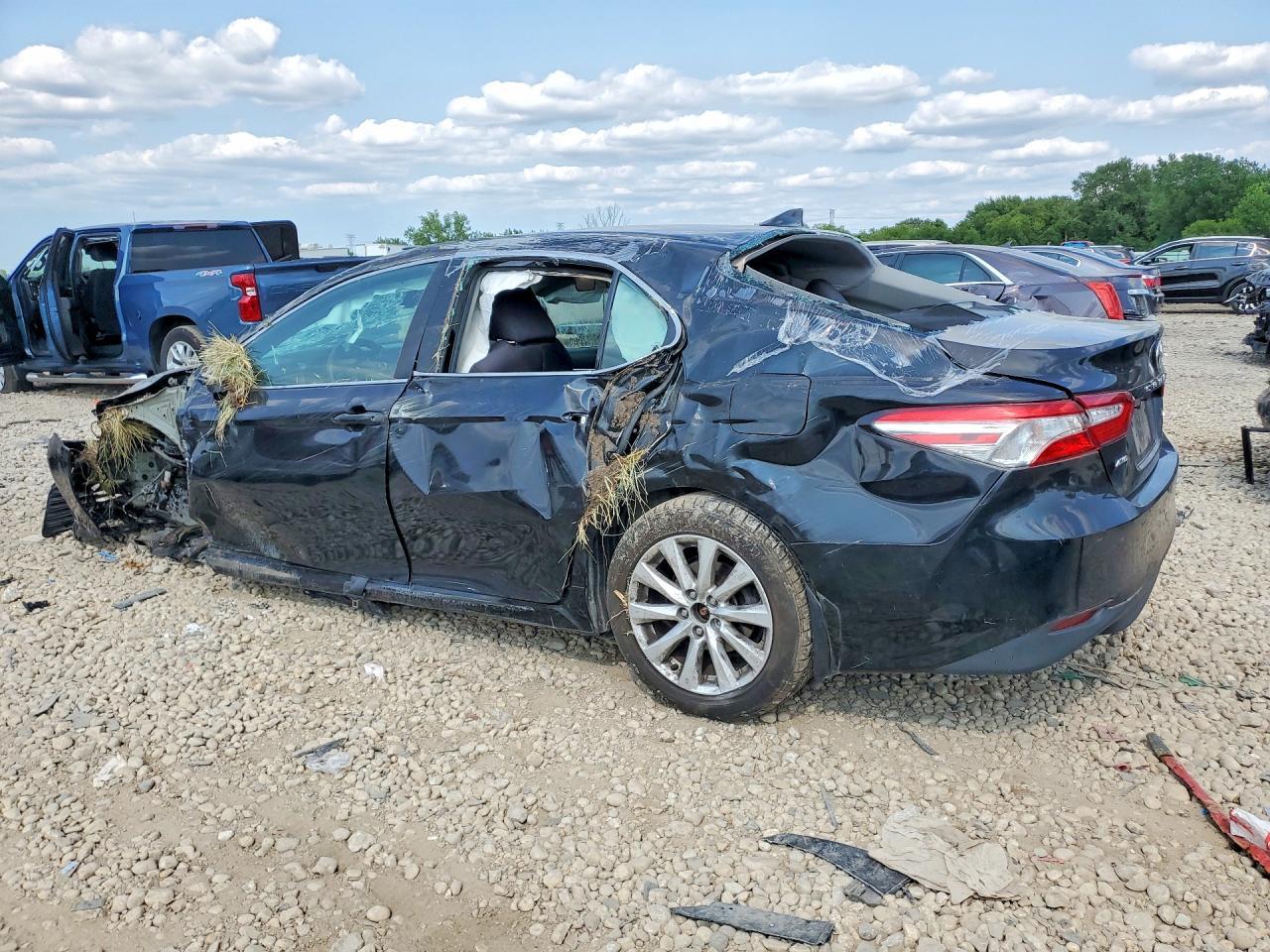 2020 Toyota Camry Le - zdjęcie 2