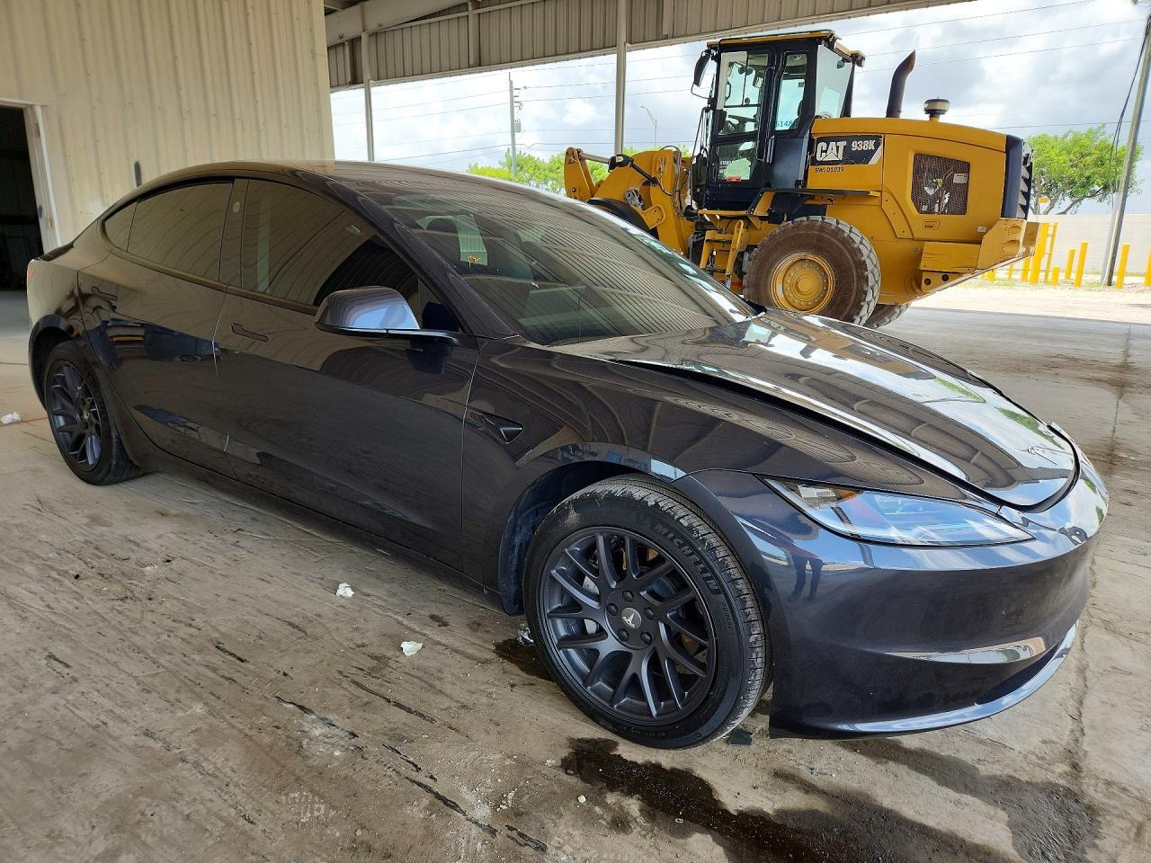 2025 Tesla Model 3 - zdjęcie 4