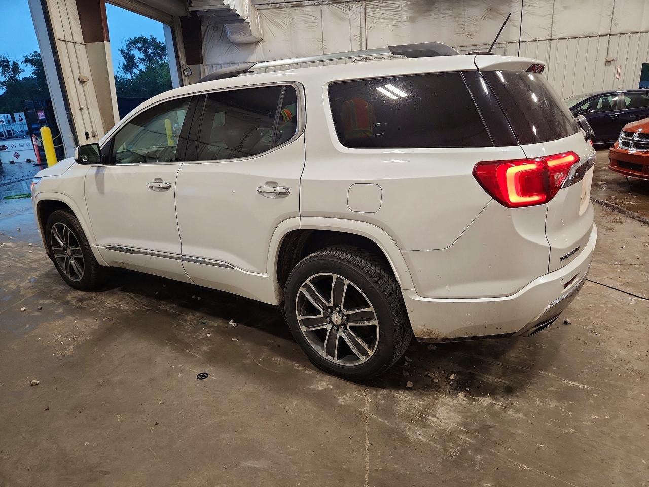 2019 GMC Acadia Denali - zdjęcie 2