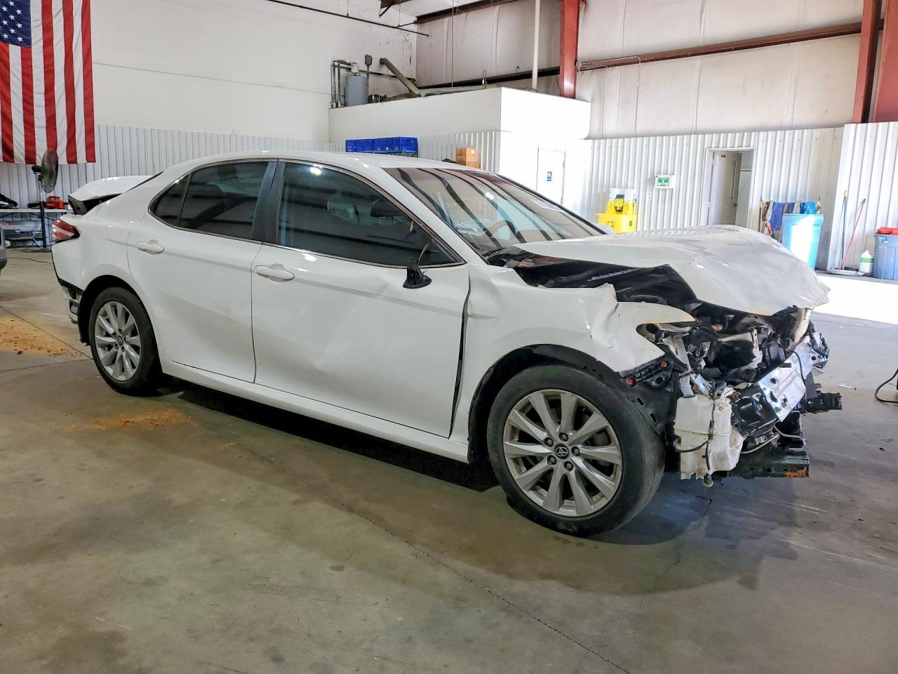 2020 Toyota Camry Le - zdjęcie 4