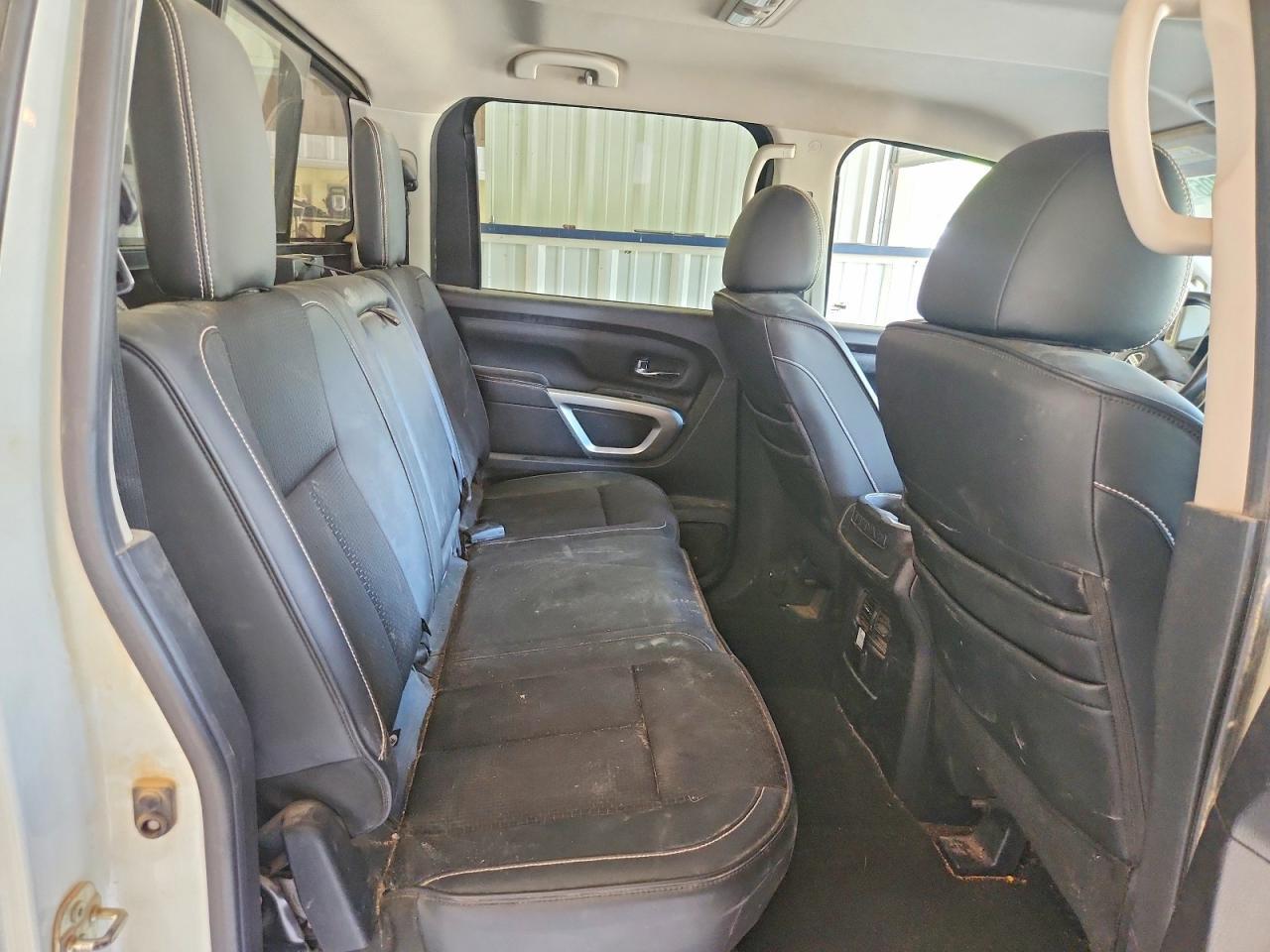 2017 Nissan Titan Pro-4X - zdjęcie 10