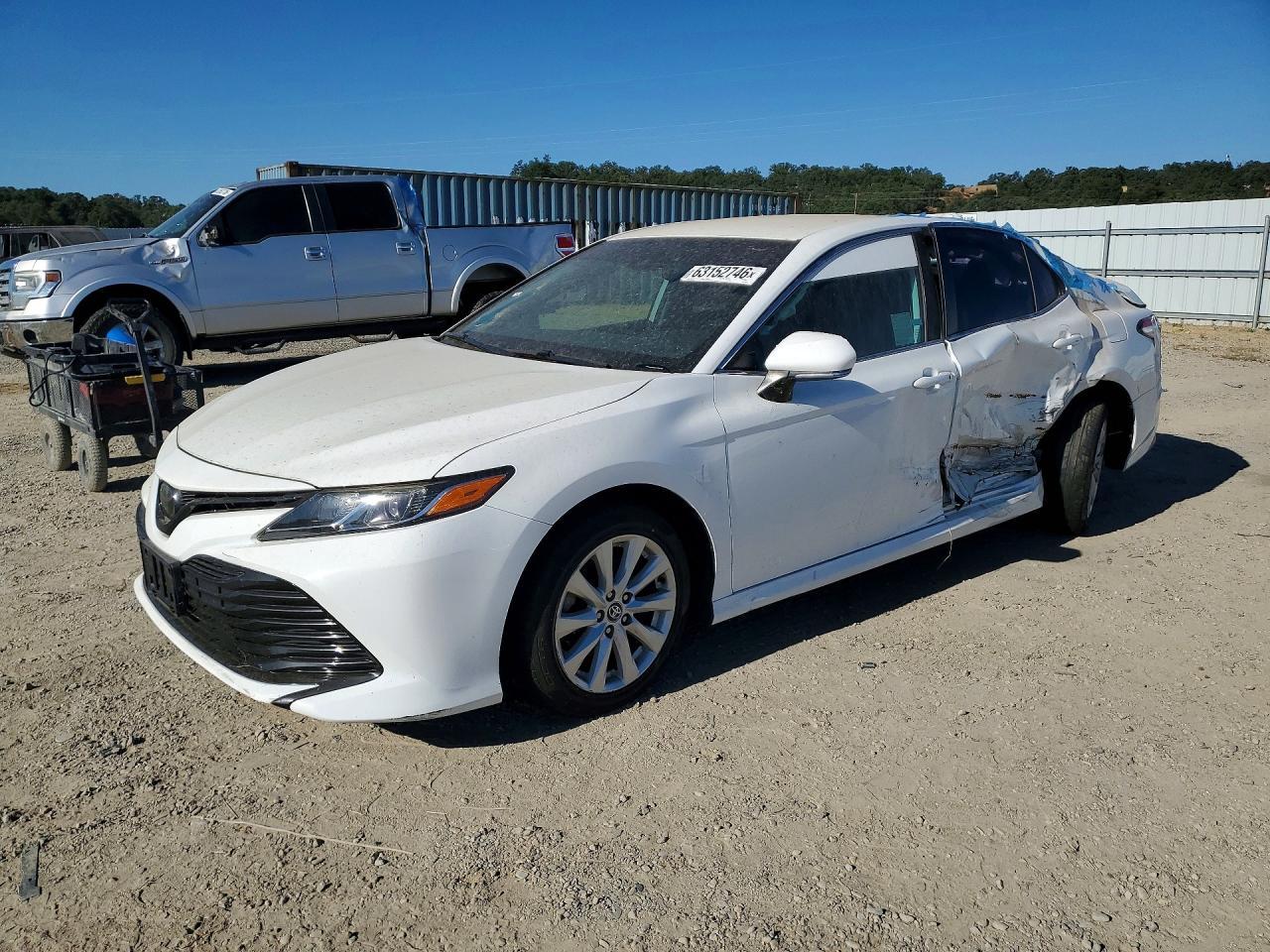 2020 Toyota Camry Le - zdjęcie główne
