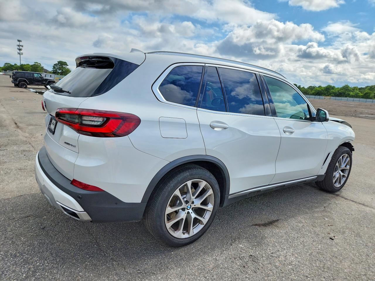 2022 BMW X5 xDrive40I - zdjęcie 3
