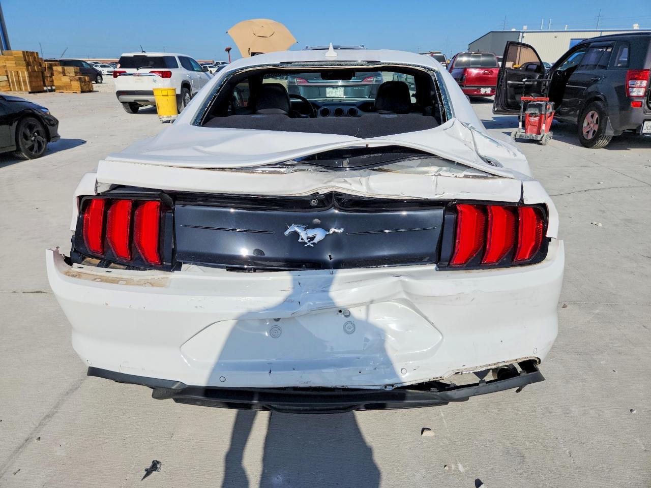 2022 Ford Mustang - zdjęcie 6