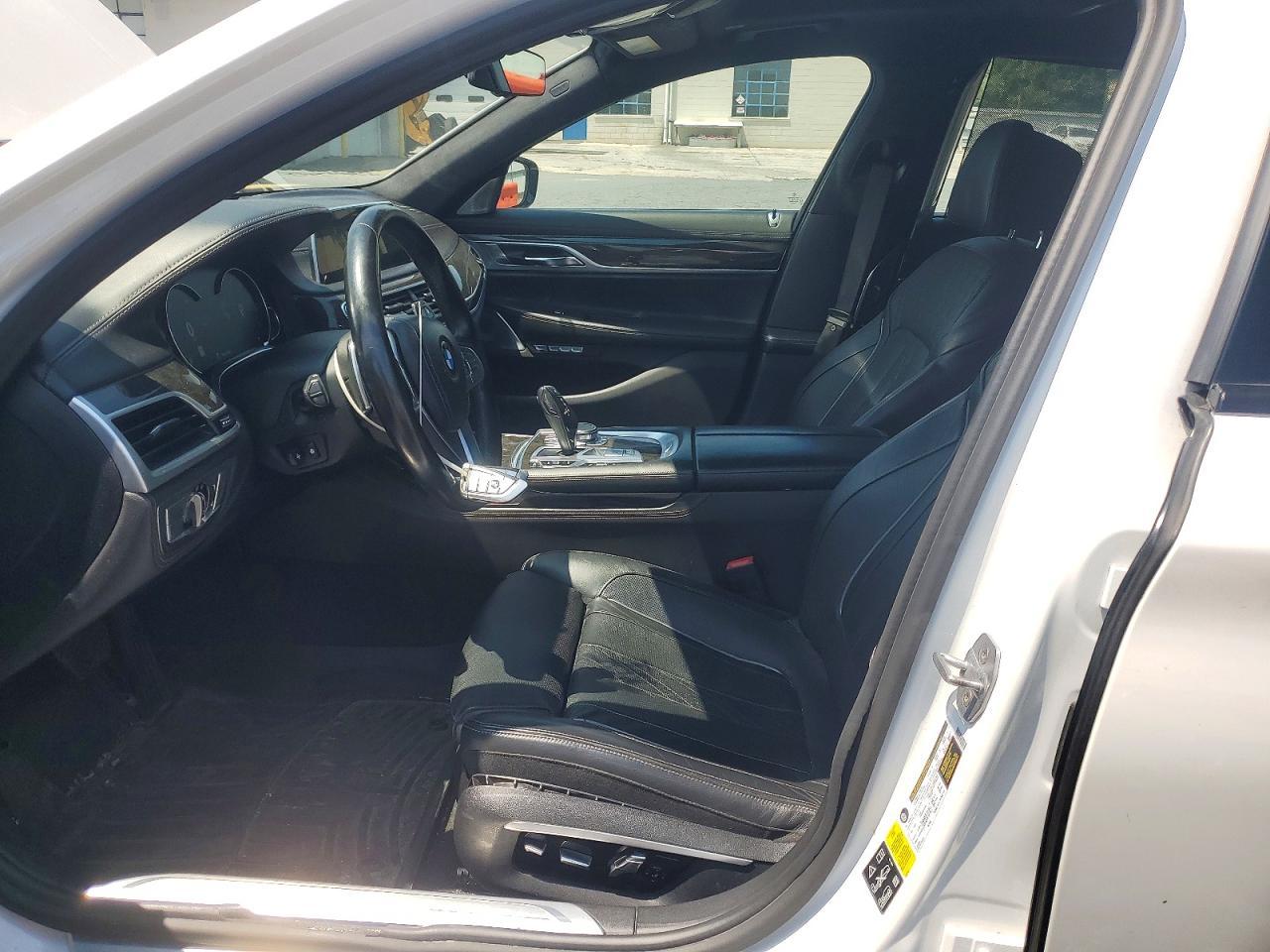 2016 BMW Seria 7 750i - zdjęcie 7