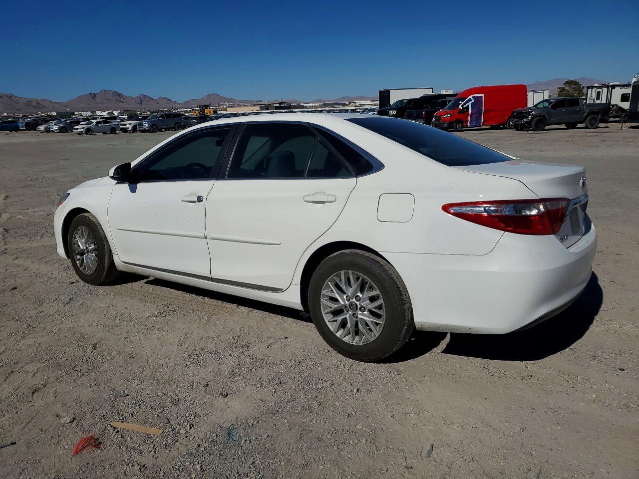 2016 Toyota Camry Le - zdjęcie 2
