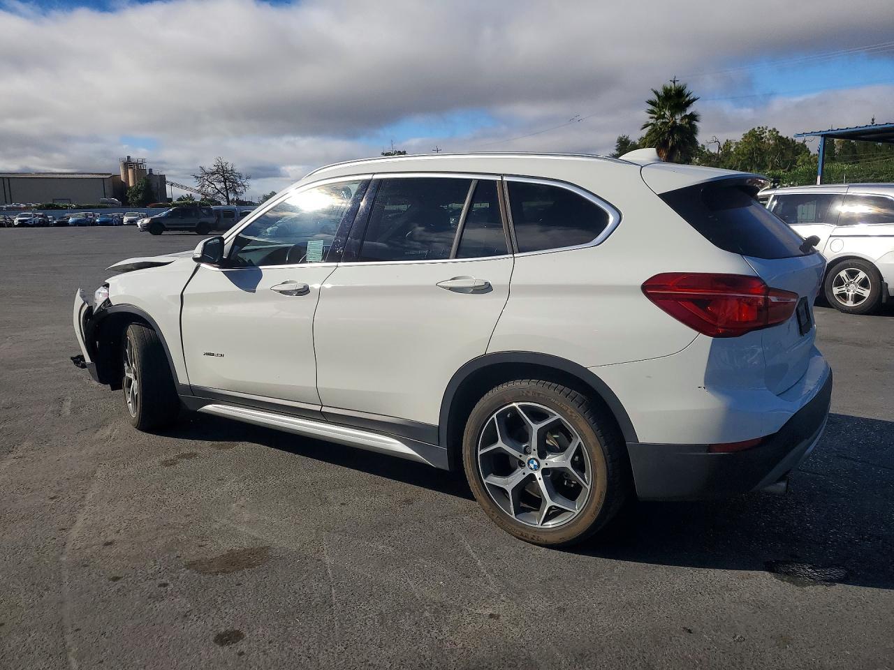 2017 BMW X1 xDrive28I - zdjęcie 2