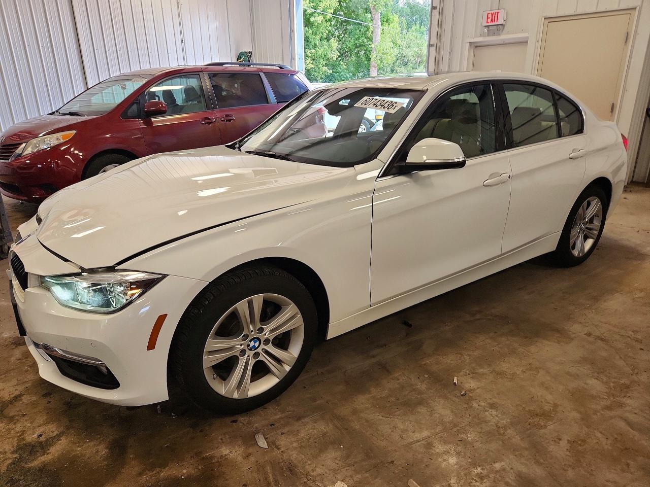 2017 BMW Seria 3 330i - zdjęcie główne