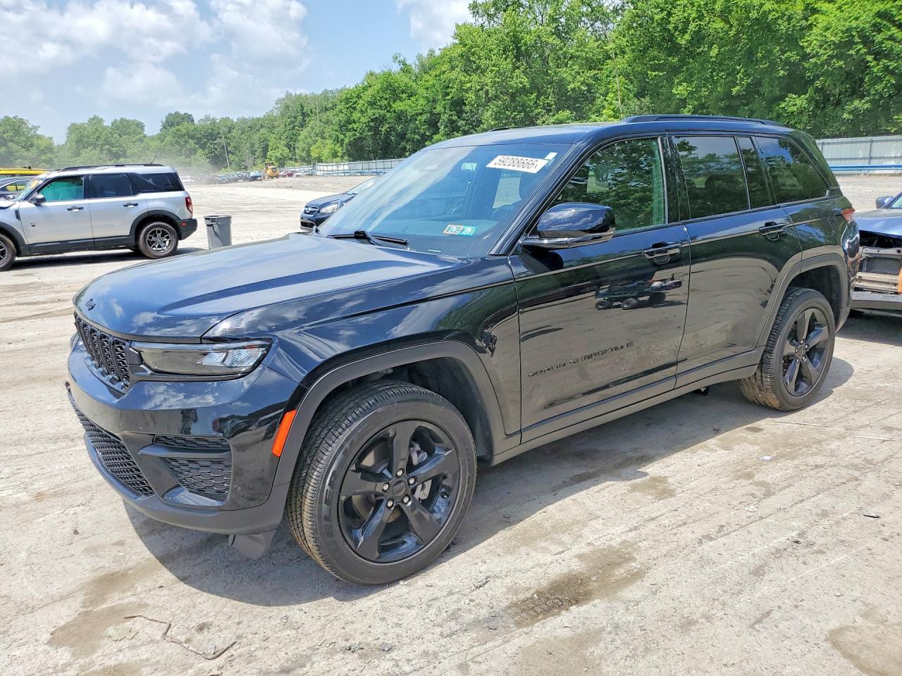 2025 Jeep Grand Cherokee Laredo - zdjęcie główne