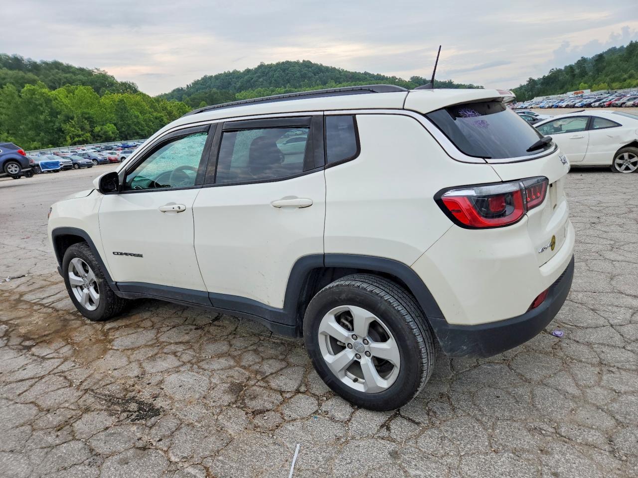 2020 Jeep Compass Latitude - zdjęcie 2