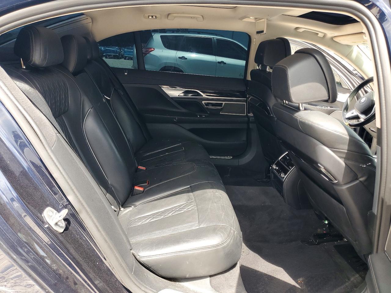 2016 BMW Seria 7 750i - zdjęcie 10