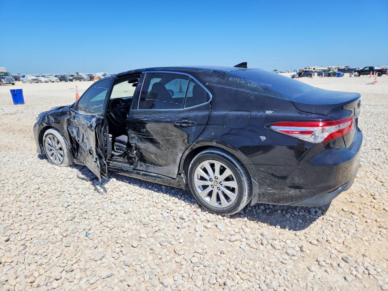 2020 Toyota Camry Le - zdjęcie 2