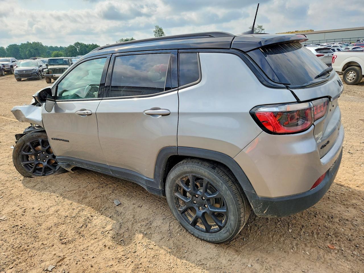 2022 Jeep Compass Latitude - zdjęcie 2