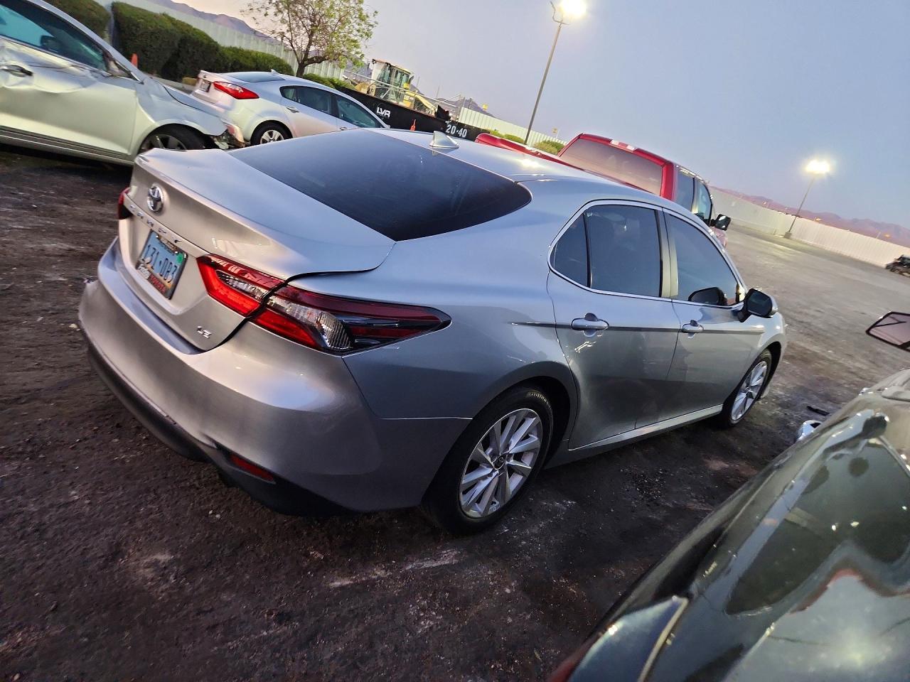 2024 Toyota Camry Le - zdjęcie 3