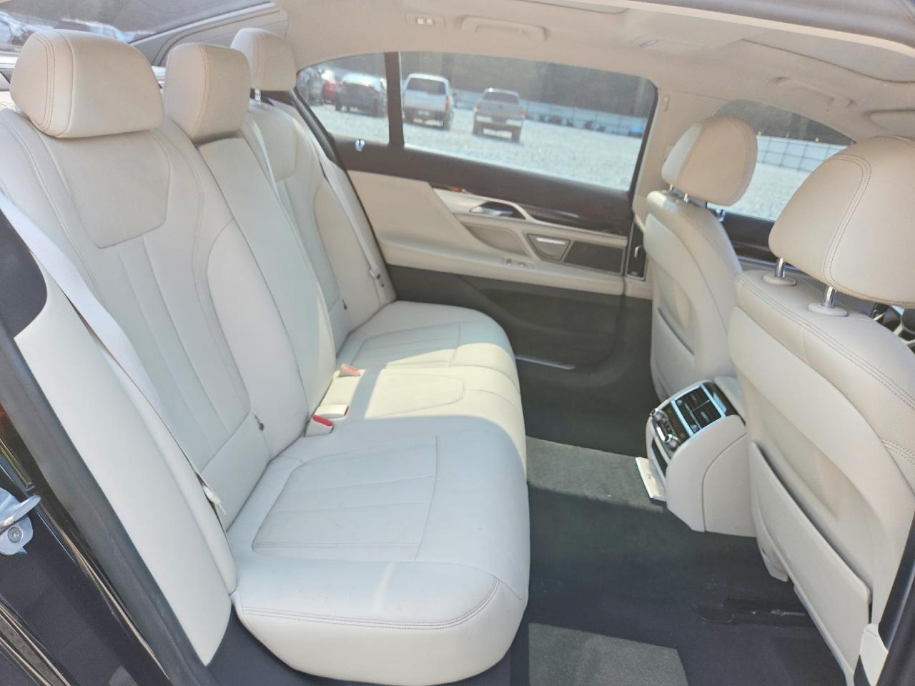 2017 BMW 740 I - zdjęcie 10