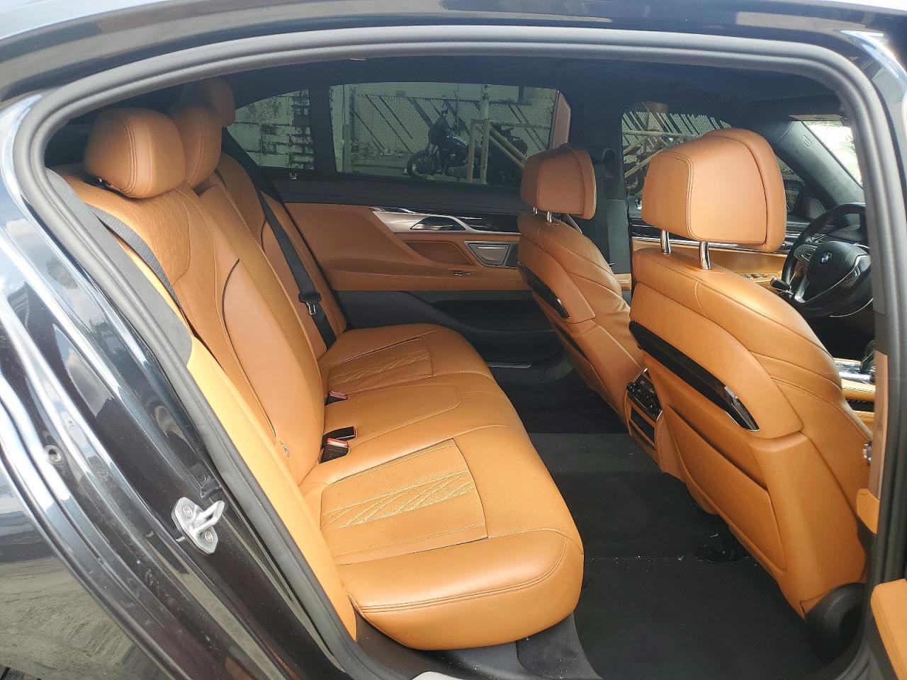 2016 BMW Seria 7 750i - zdjęcie 10