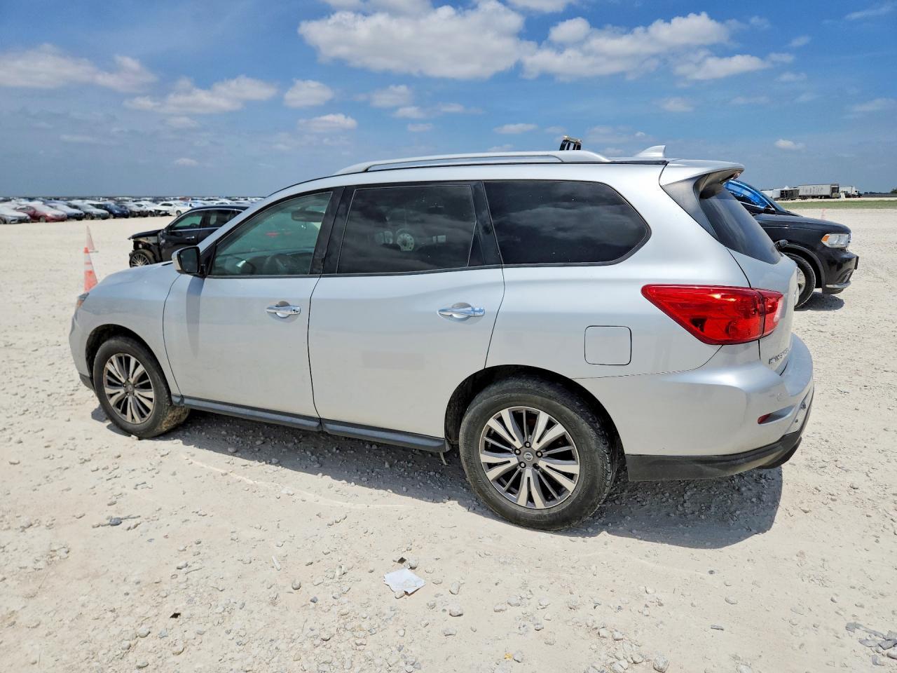 2020 Nissan Pathfinder Sv - zdjęcie 2