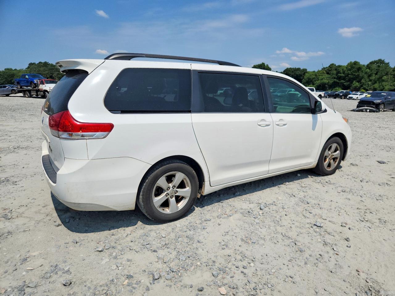 2013 Toyota Sienna Le - zdjęcie 3