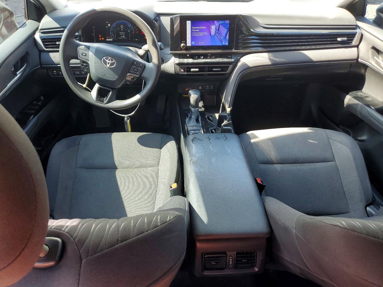 2025 Toyota Camry Le - zdjęcie 8