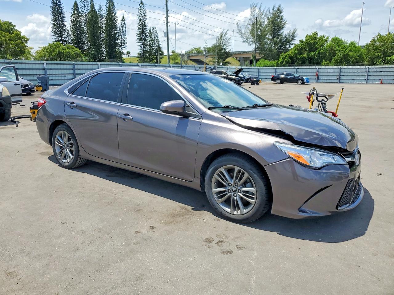 2017 Toyota Camry Se - zdjęcie 4