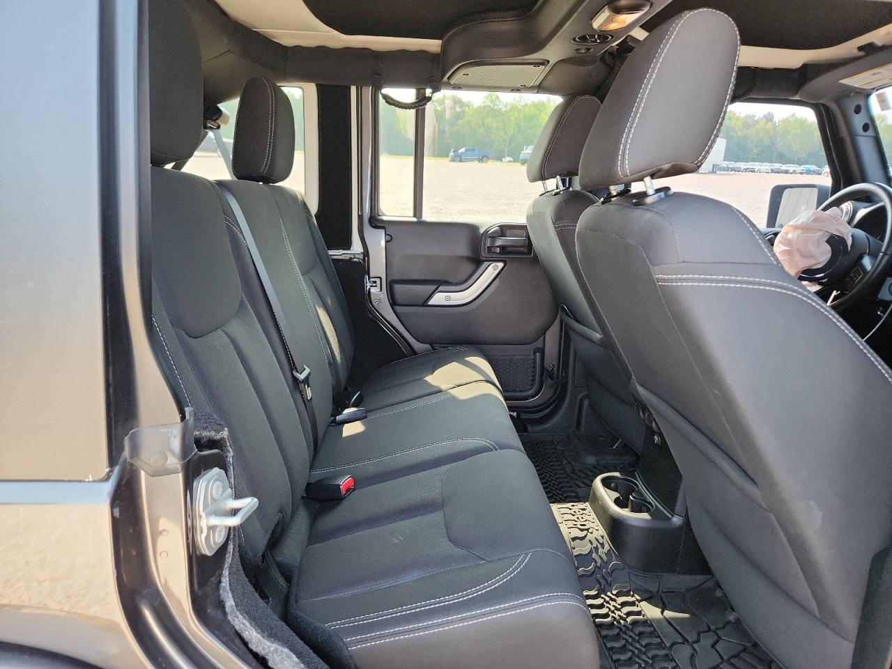 2017 Jeep Wrangler Unlimited Sahara - zdjęcie 11