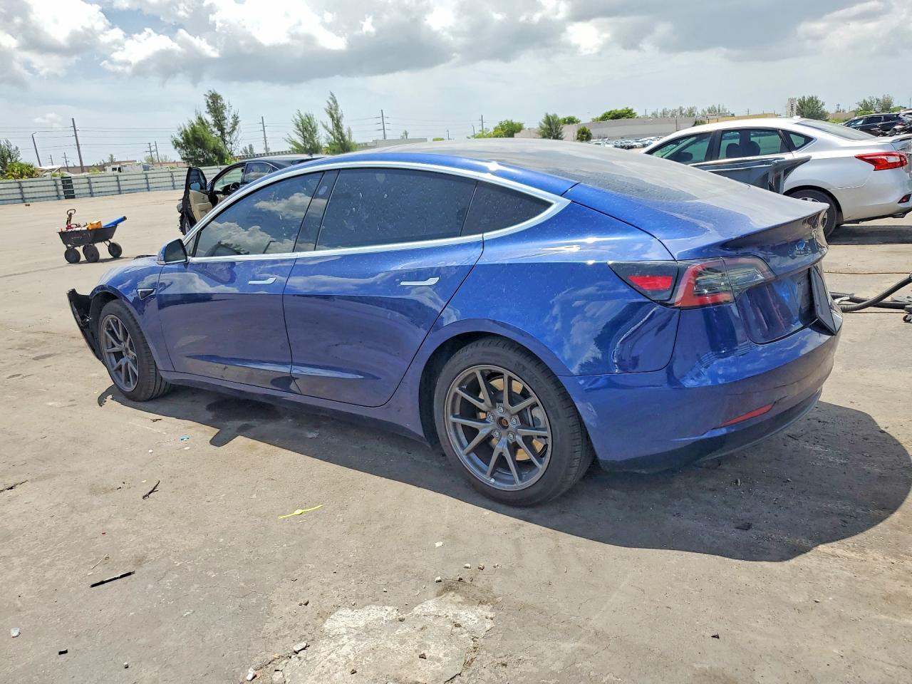 2020 Tesla Model 3 - zdjęcie 2