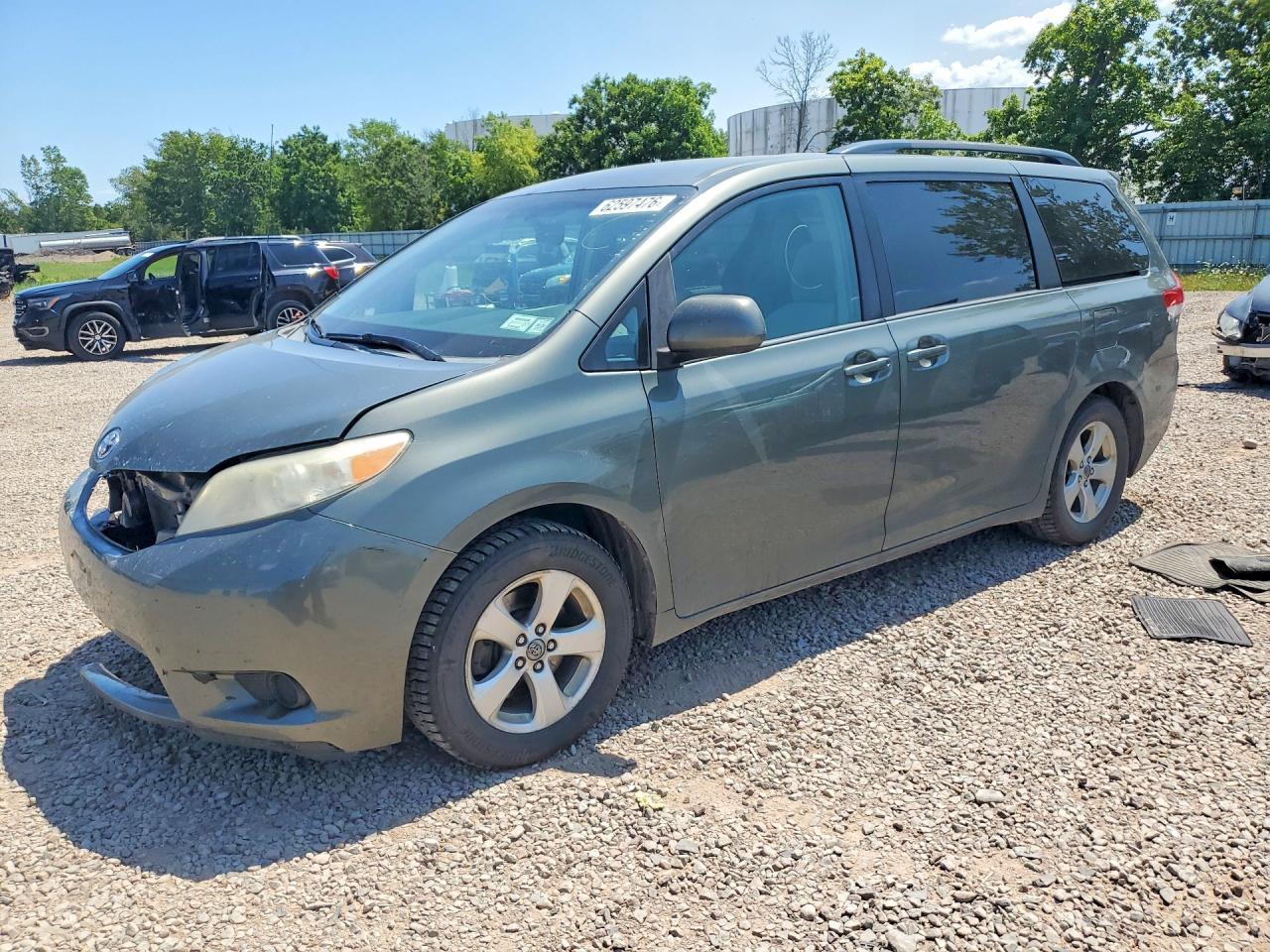 2014 Toyota Sienna Le - zdjęcie główne