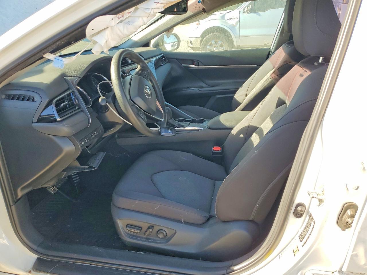 2020 Toyota Camry Le - zdjęcie 7