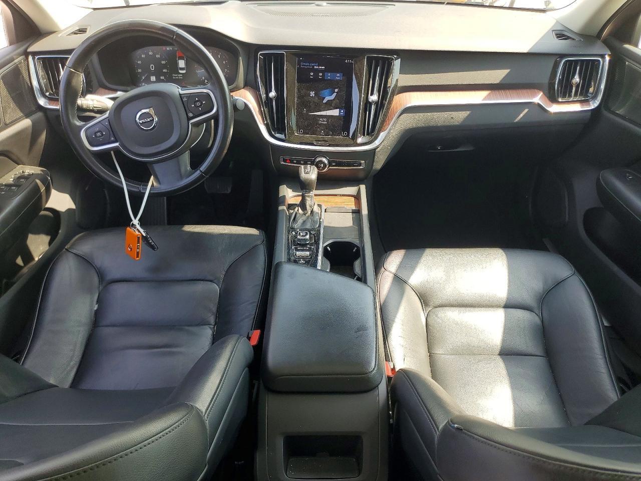 2021 Volvo S60 T5 Momentum - zdjęcie 8