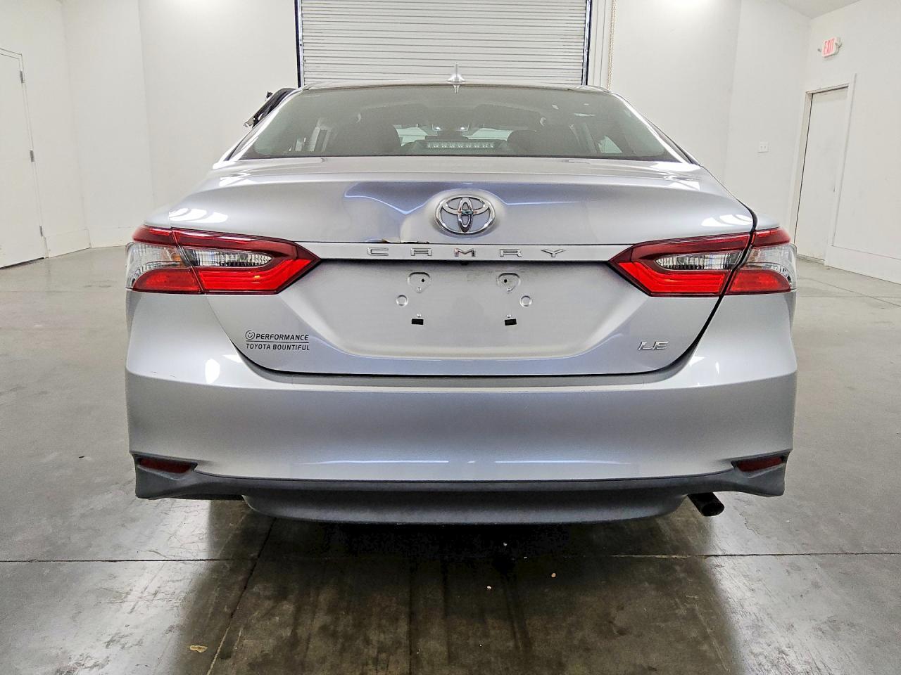 2022 Toyota Camry Le - zdjęcie 6