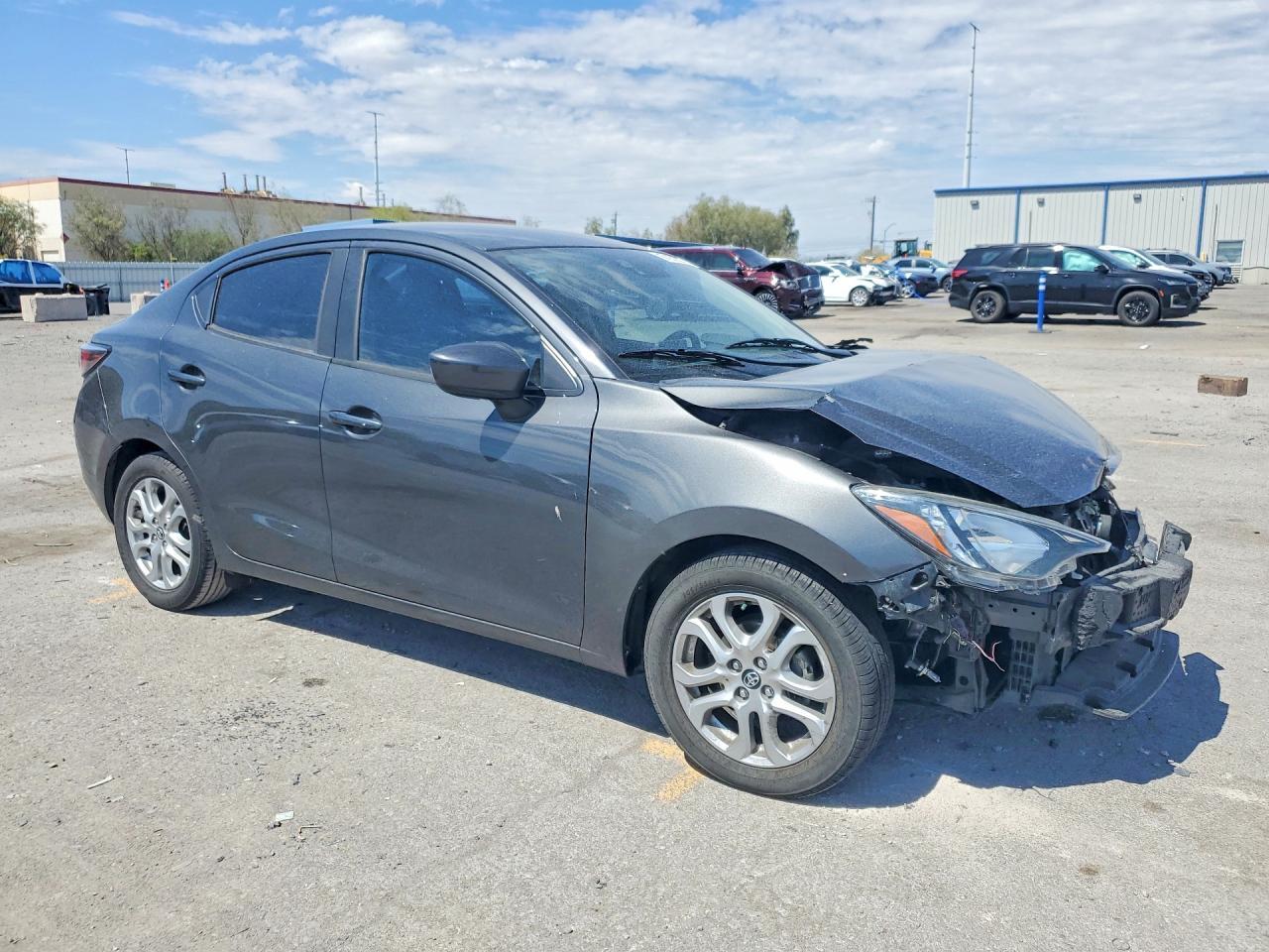 2017 Toyota Yaris Ia Base - zdjęcie 4