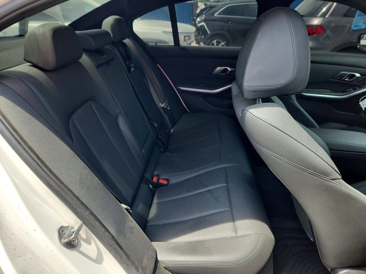 2020 BMW Seria 3 330i - zdjęcie 10