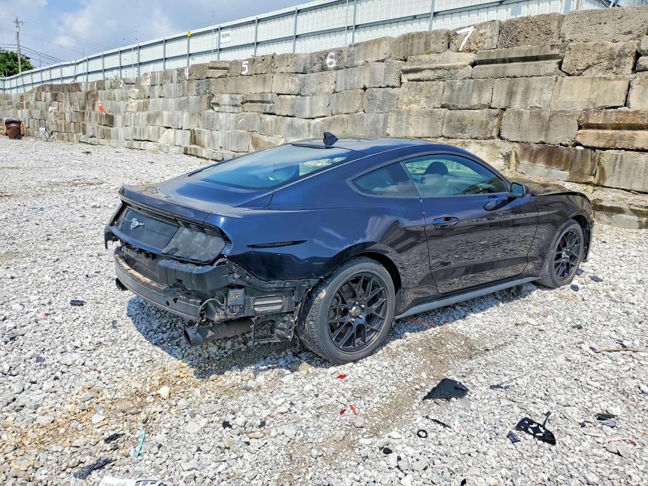 2021 Ford Mustang - zdjęcie 3