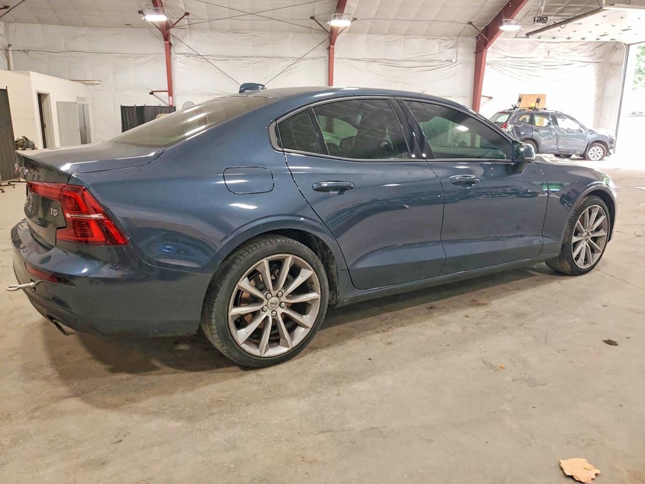 2021 Volvo S60 T5 Momentum - zdjęcie 3