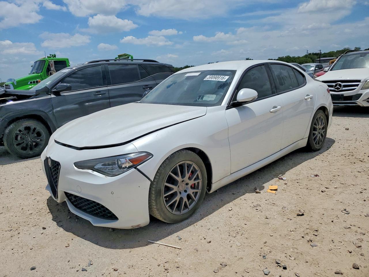2017 Alfa Romeo Giulia Ti - zdjęcie główne