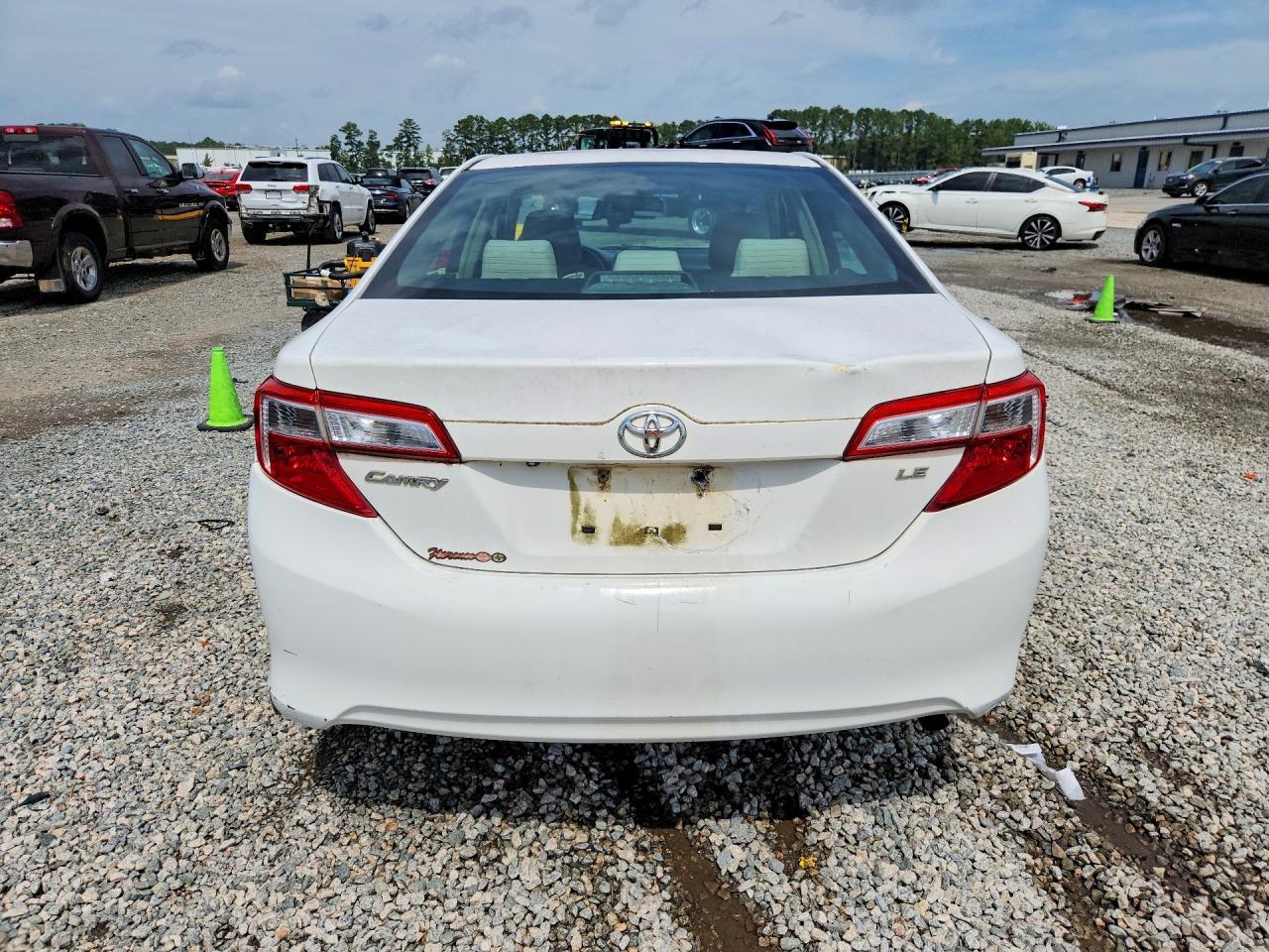 2014 Toyota Camry Le - zdjęcie 6