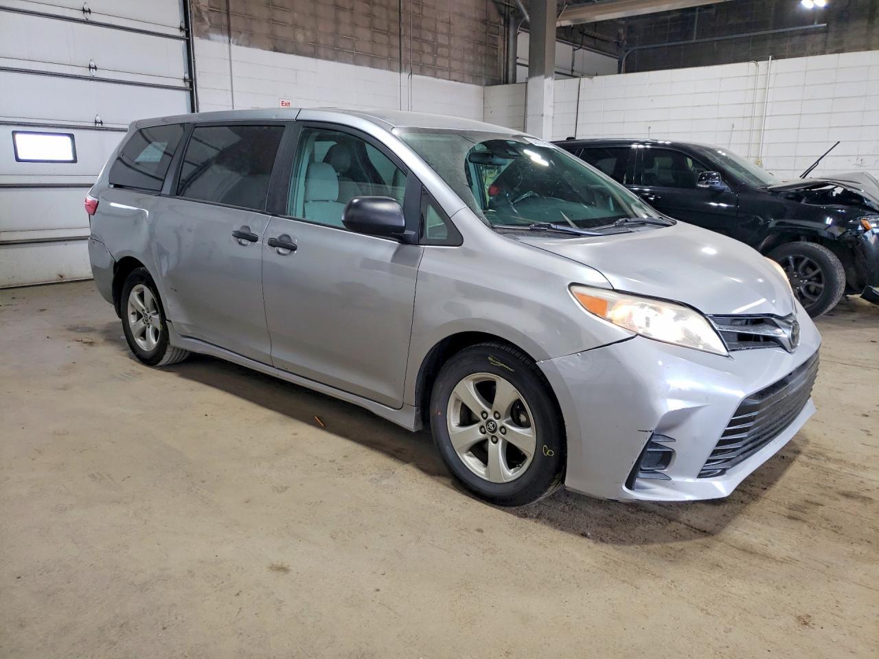 2018 Toyota Sienna L - zdjęcie 4