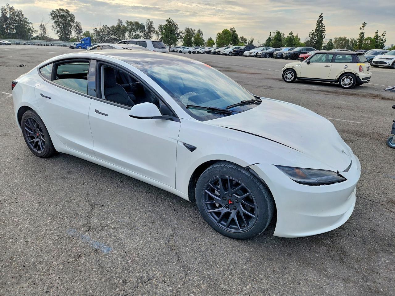 2025 Tesla Model 3 - zdjęcie 4