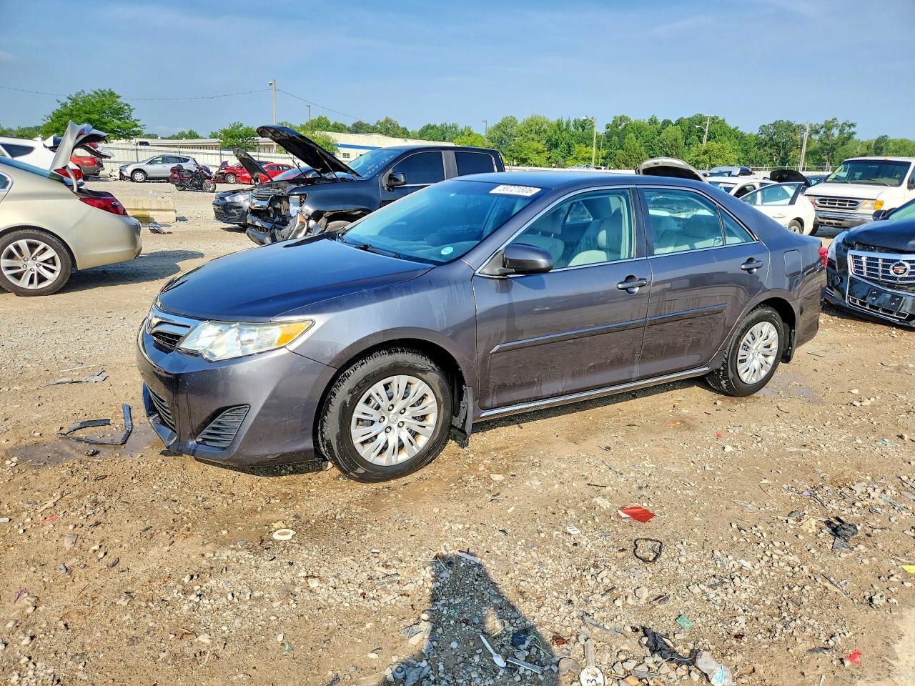 2014 Toyota Camry Le - zdjęcie główne