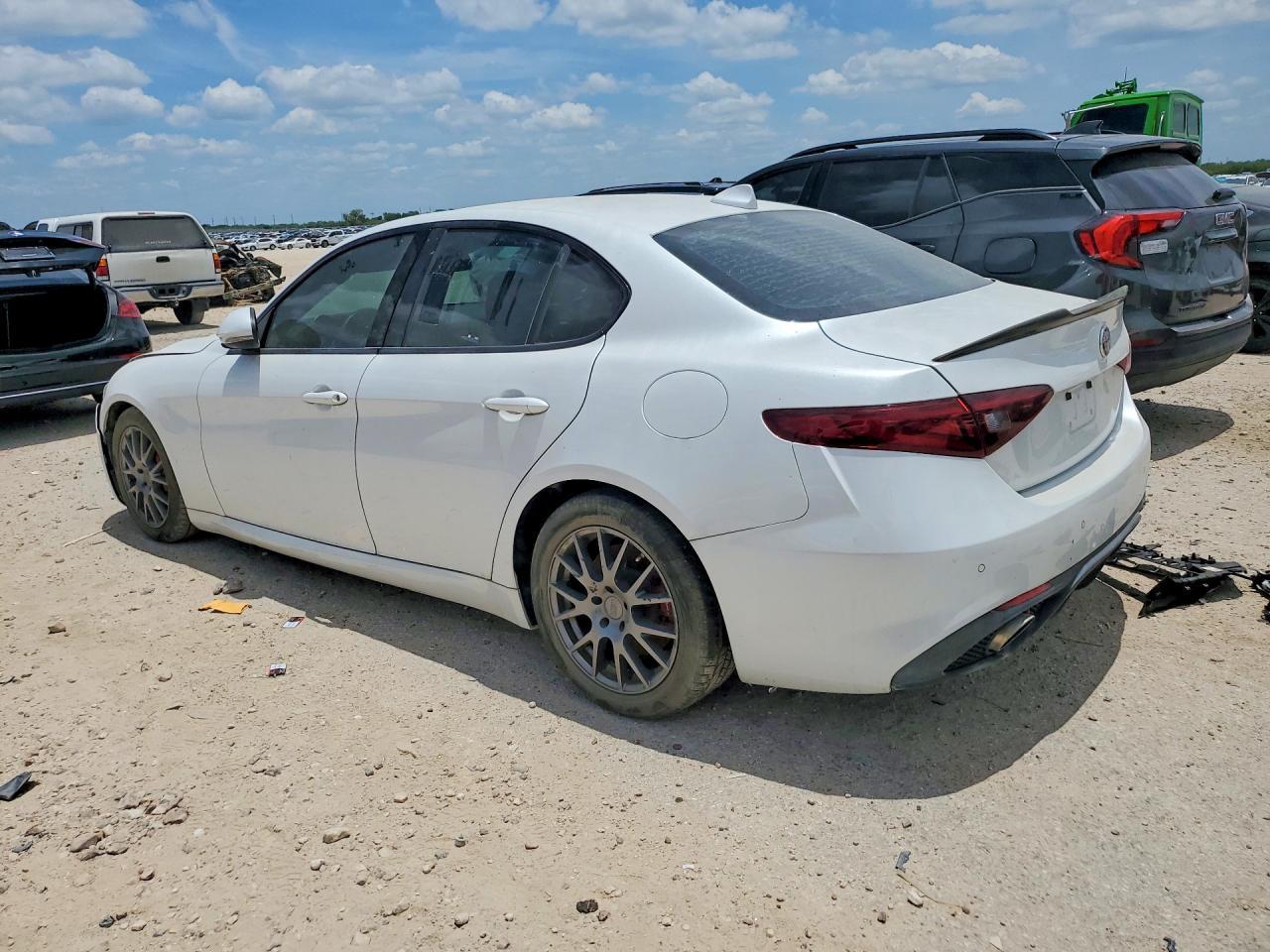 2017 Alfa Romeo Giulia Ti - zdjęcie 2