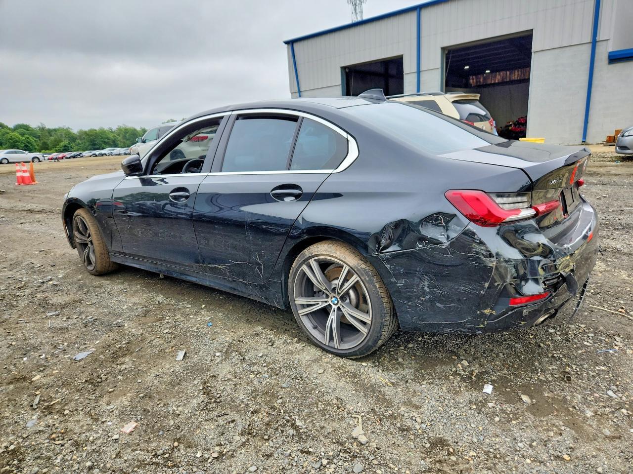 2021 BMW 330Xi - zdjęcie 2