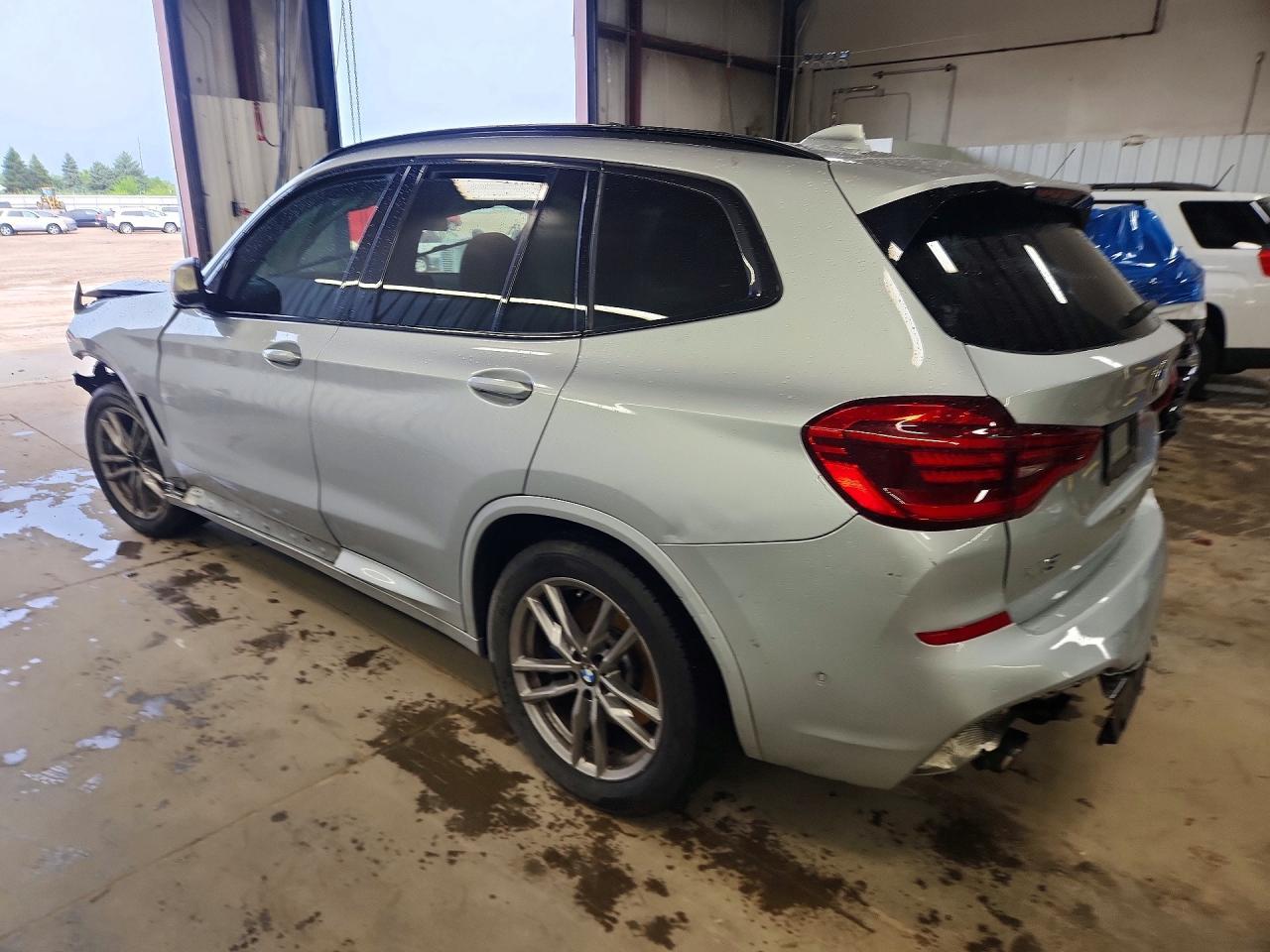 2021 BMW X3 xDrivem40I - zdjęcie 2