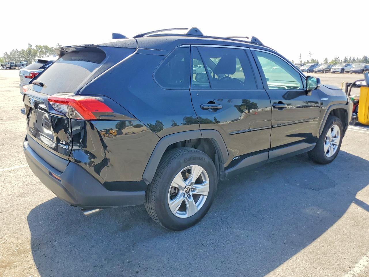 2021 Toyota Rav4 Le - zdjęcie 3