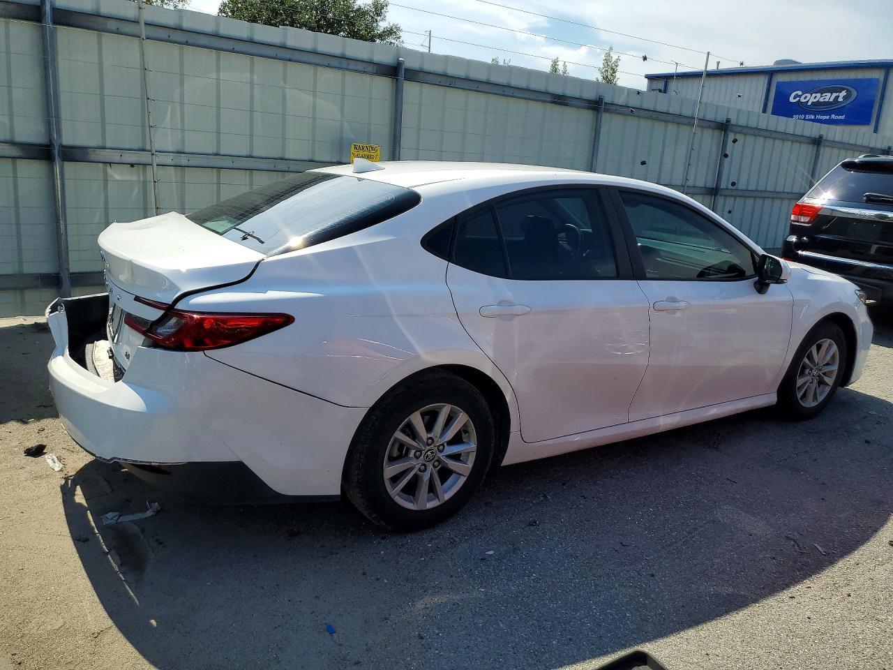2025 Toyota Camry Le - zdjęcie 3