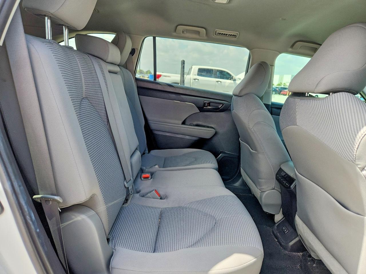 2022 Toyota Highlander Le - zdjęcie 10