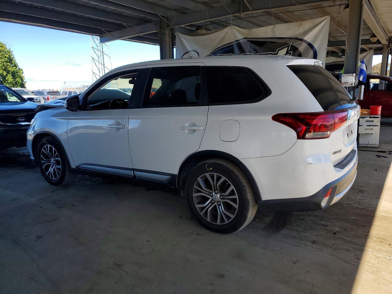 2016 Mitsubishi Outlander Se - zdjęcie 2