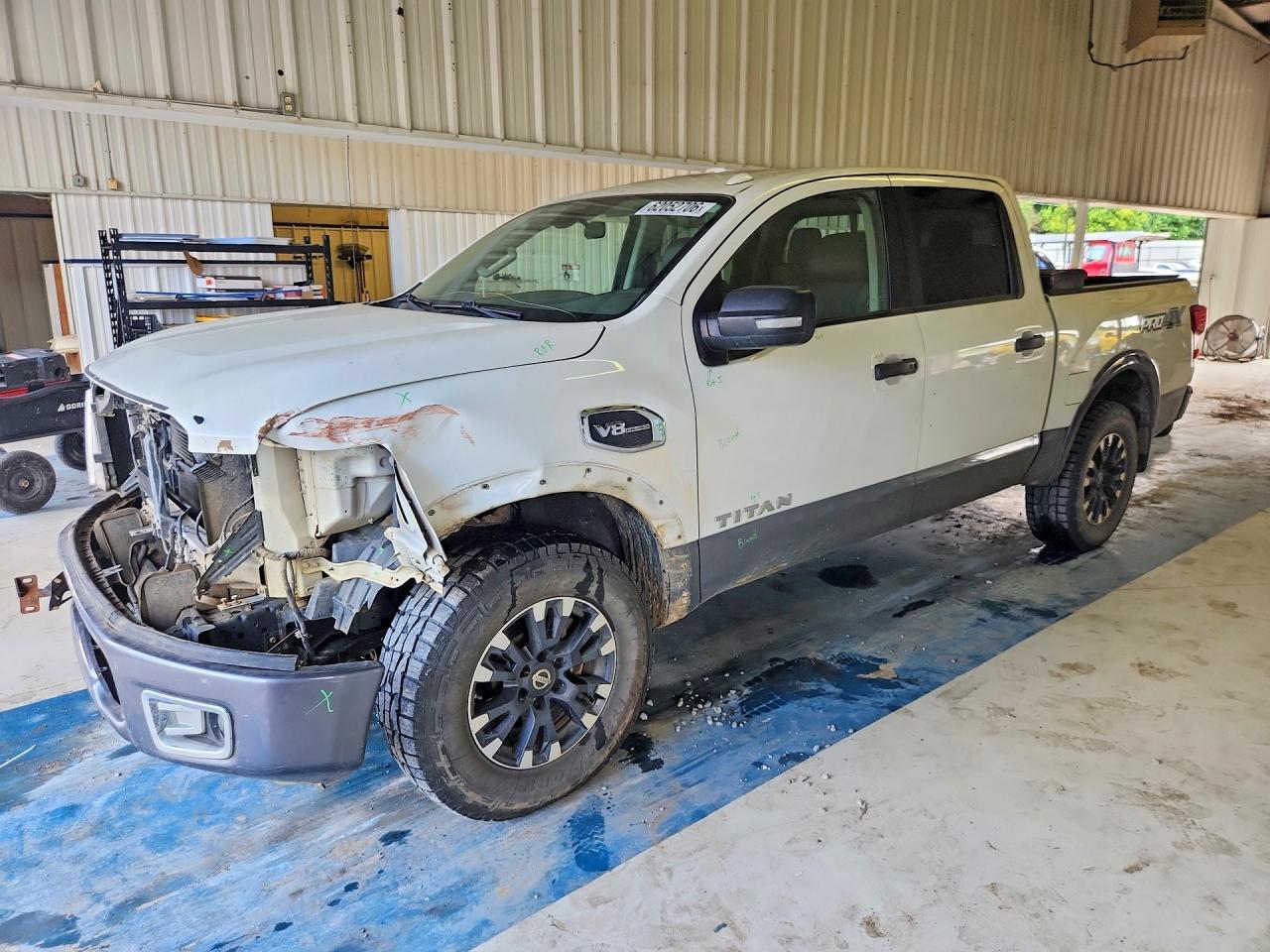 2017 Nissan Titan Pro-4X - zdjęcie główne
